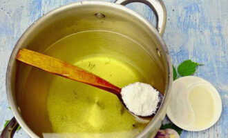 После этого слейте воду из банок в кастрюлю, добавьте соль и сахар. Доведите маринад до кипения и проварите его 2-3 минуты.