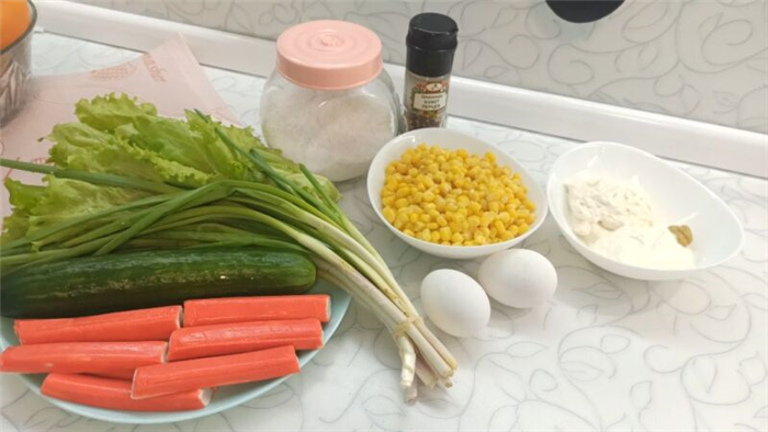 салат с крабовыми палочками и кукурузой