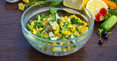 Летний овощной салат с кукурузой