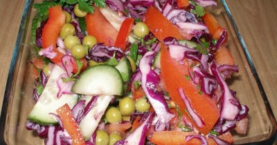 Салат из краснокочанной капусты с овощами и зеленым горошком