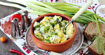 Овощной салат с картофелем яйцом и огурцом