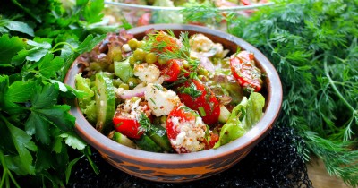 Овощной салат с брынзой и помидорами