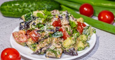Овощной салат с обжаренными баклажанами и зеленью