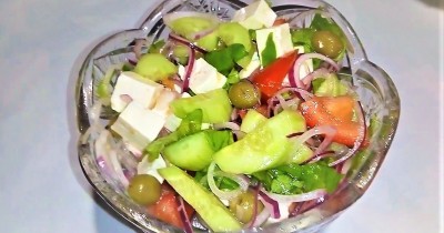 Греческий салат из овощей и сыра