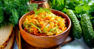 Салат овощной с жареными огурцами