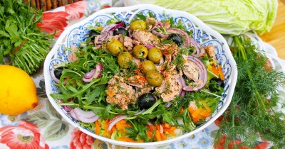 Овощной салат с рукколой и тунцом консервированным