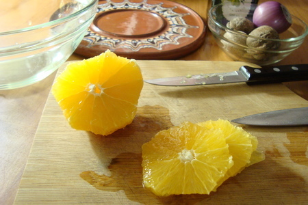 Салат из апельсина и лука с грецкими орехами: шаг 2
