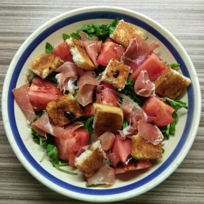 Салат с хамоном, помидорами и сухариками - рецепт с фото