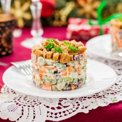 Салат с колбасой фасолью и сухариками - рецепт с фото