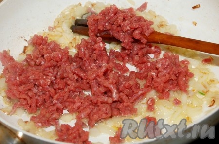Когда лук с чесноком обжарятся до золотистости, добавить на сковороду мясной фарш. 