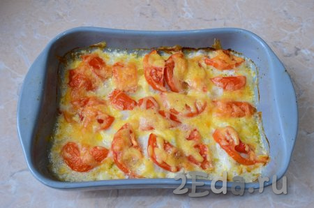 Запечённый в сливках судак с помидорами и сыром готов, извлеките форму из духовки и разложите блюдо по тарелкам.