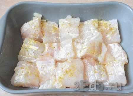 Полейте рыбку сливками. Посыпьте солью и специями (я использую готовый набор специй для рыбы).