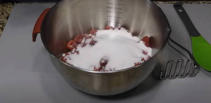 Малина протертая с сахаром без варки в морозилке на зиму