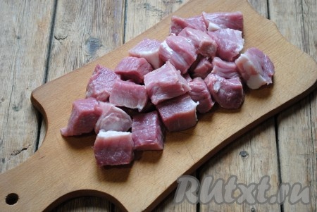 Нарезать свинину на порционные кусочки среднего размера. 