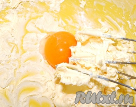 Сливочное масло размягчить с помощью миксера и добавить к нему яичный желток.