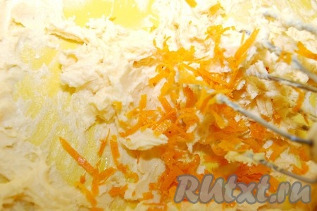В миску с маслом и желтком добавить апельсиновую цедру. Цедру снять специальным ножом со свежего апельсина или натереть на мелкой терке. Взбить.