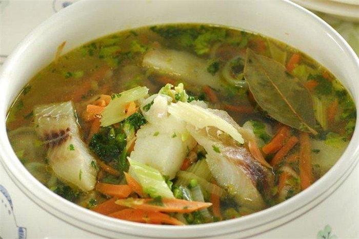 Рыбный суп с рисом и сельдереем