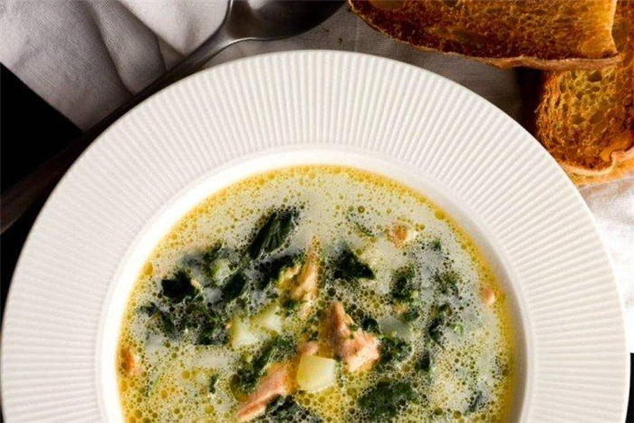 Рыбный суп со шпинатом