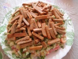 Салат с куриным филе, сухариками и овощами - фото шаг 4
