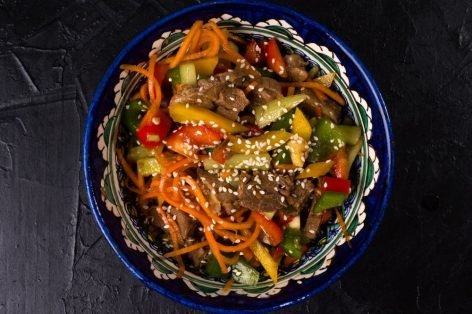 Салат из говядины, овощей и корейской морковки