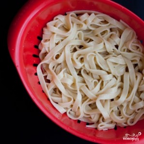 Спагетти с курицей и грибами - фото шаг 7
