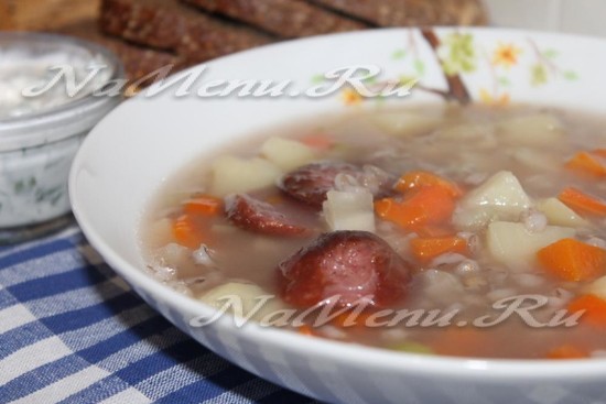 Суп с перловкой, овощами и копченой колбасой, рецепт