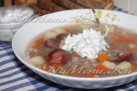 Суп с перловкой, овощами и копченой колбасой