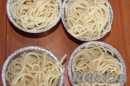 Затем выложить готовые и слегка остывшие спагетти. Если вы будете готовить запеканку из макарон с сыром и фаршем в большой жаропрочной форме, тогда необходимо выкладывать слои в обратном порядке: сначала спагетти, затем - сыр, сверху сыра выложить фарш, посыпать сыром, накрыть кружочками помидоров (по желанию помидоры можно посыпать сыром).