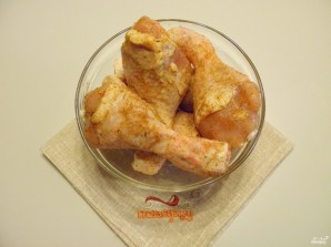 Куриные ножки с картошкой в духовке - фото шаг 2