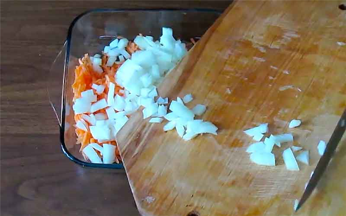 Добавляем лук к моркови 