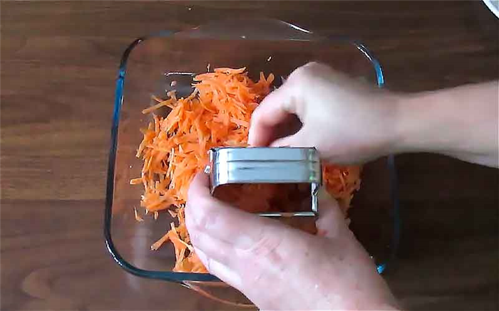 Трем морковь в форму для запекания