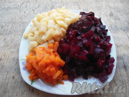Нарежьте картофель, свеклу и морковь на небольшие кубики. 